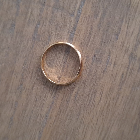Polished 14K gold thin band ring - Picture 2 of 11